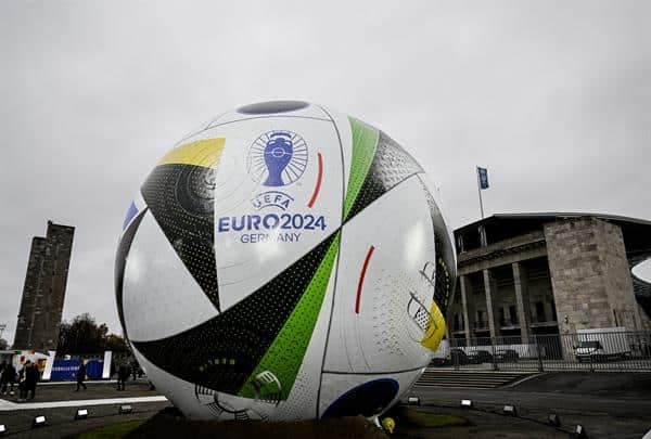 La UEFA y Adidas presentaron este miércoles frente al Olympiastadion de Berlín el balón oficial de la Eurocopa de Alemania 2024, "Fussballiebe", que incorpora por primera vez para esta competición la tecnología que ayuda al vídeoarbitraje y está fabricado con materiales biológicos más sostenibles. EFE/EPA/FILIP SINGER