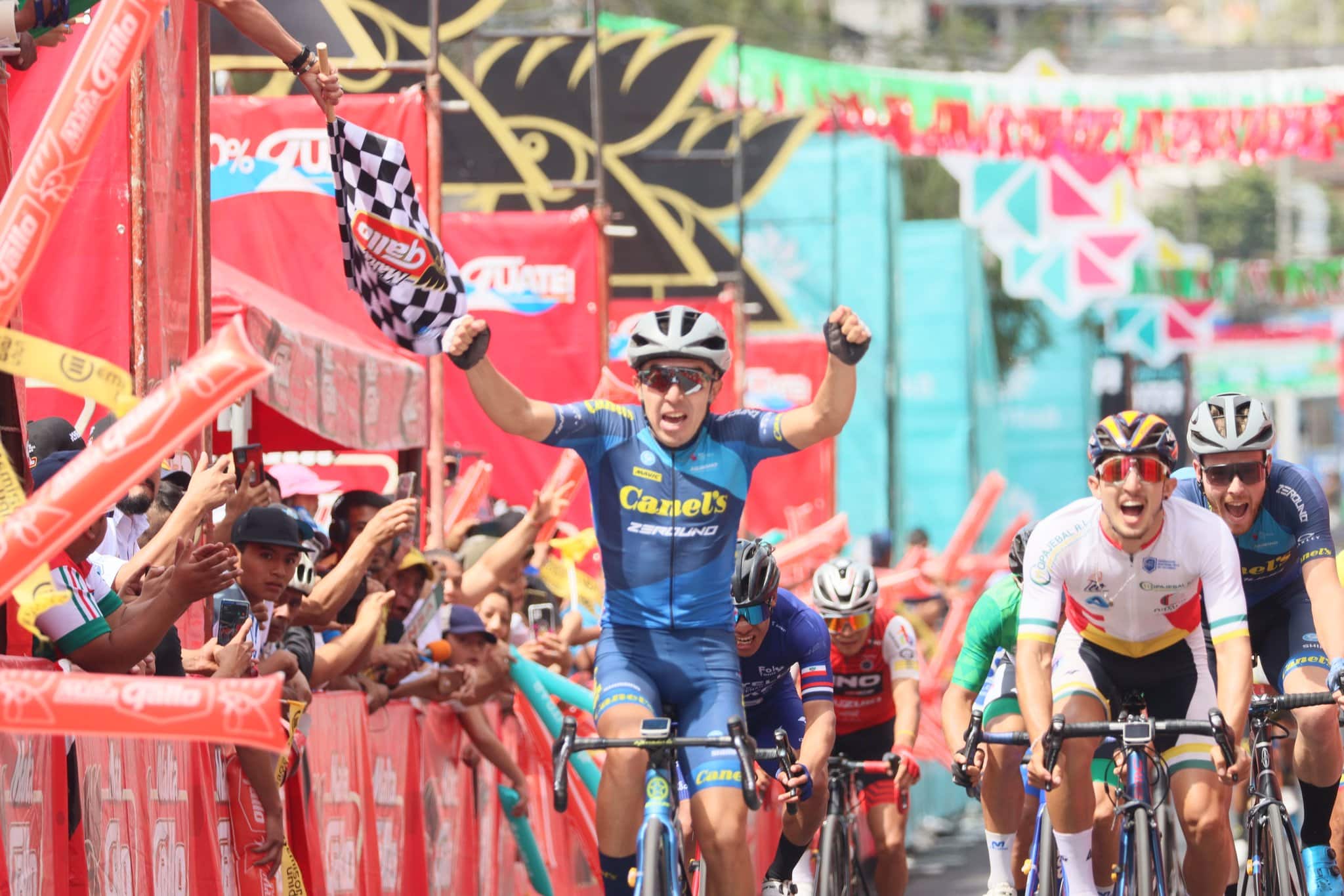 El chileno Pablo Alarcón se impuso en emocionante sprint en la tercera etapa de la Vuelta 62 a Guatemala la cual concluyó en Fraijanes.