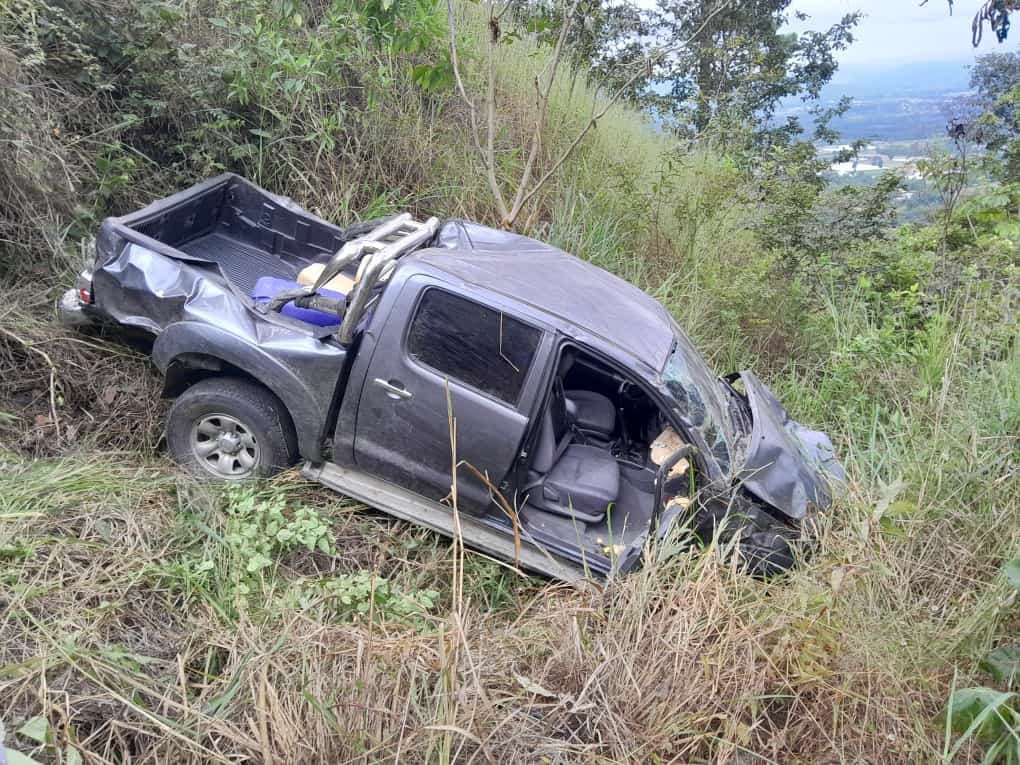 Pickup cae a barranco en jurisdicción de Salamá y dos personas fallecen