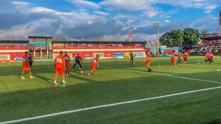 Deportivo Achuapa, el flamante líder del Torneo Apertura 2023 entrenó esta tarde en la cancha del Estadio Santa Lucía en Malacatán San Marcos.