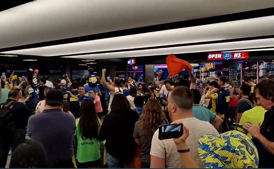Aficionados dan ánimos a los jugadores de Boca Juniors en su retorno a Argentina