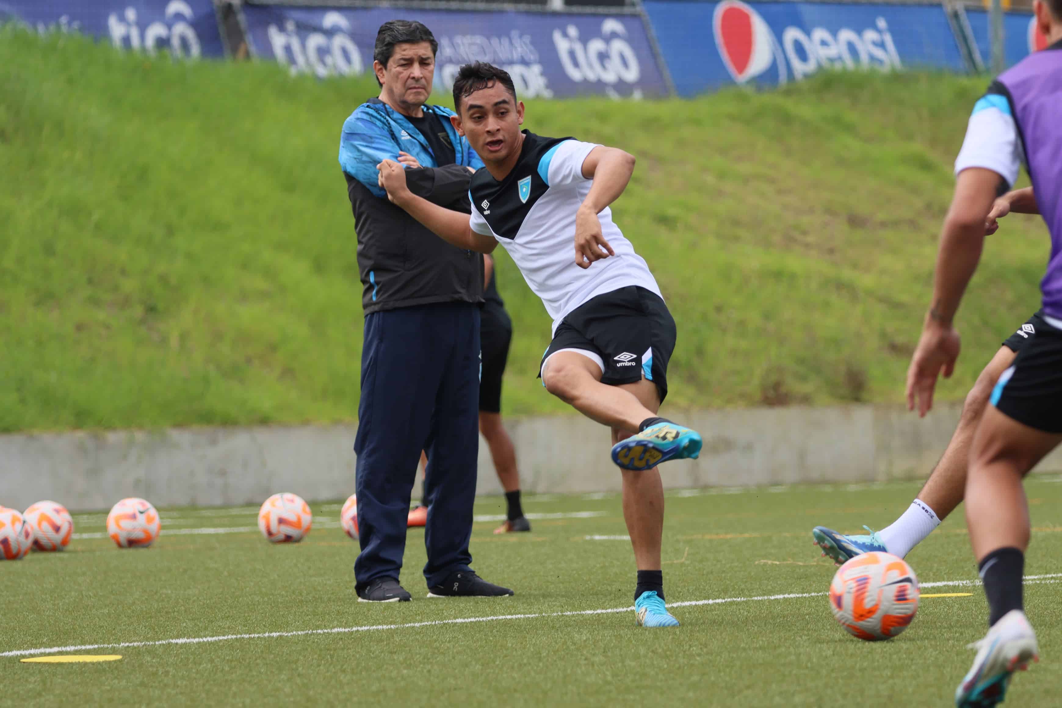 Luis Fernando Tena durante el entrenamiento de la Selección Guatemala