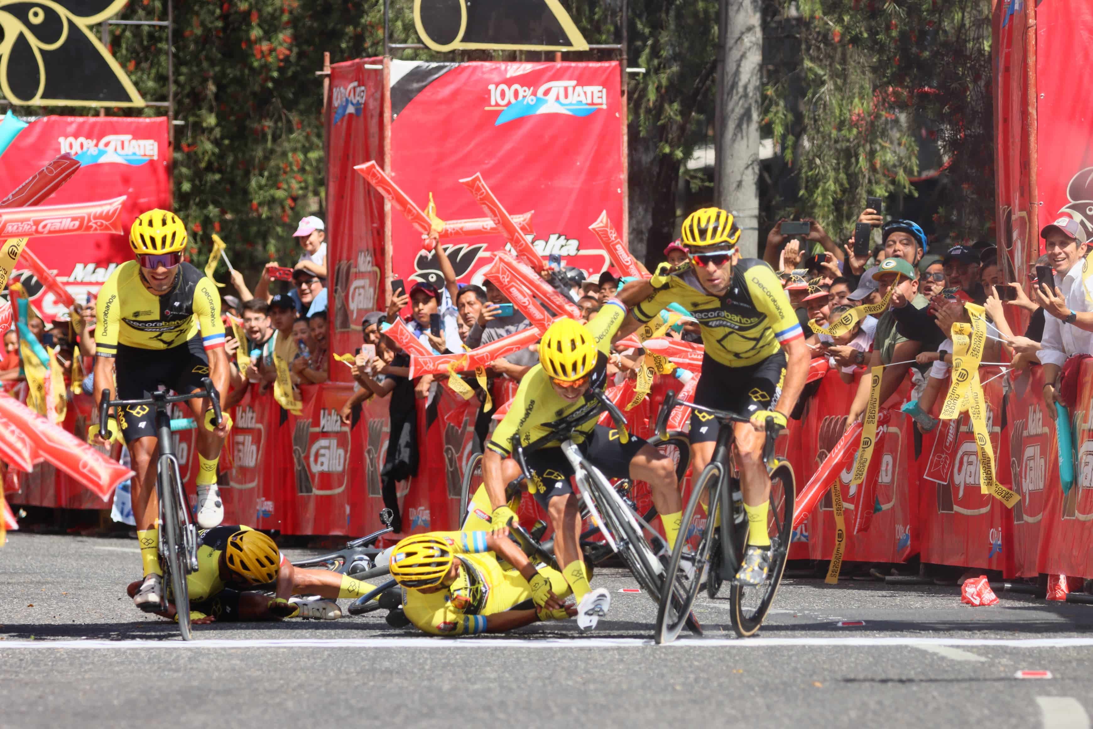 EN VIDEO | Gerson Toc y su equipo sufren caída en la meta cuando celebraban el título de la Vuelta a Guatemala