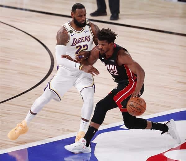 El jugador de los Los Angeles Lakers LeBron James (I) y el alero de Miami Heat Jimmy Butler (D), en una fotografía de archivo. EFE/EPA/Erik S. Lesser
