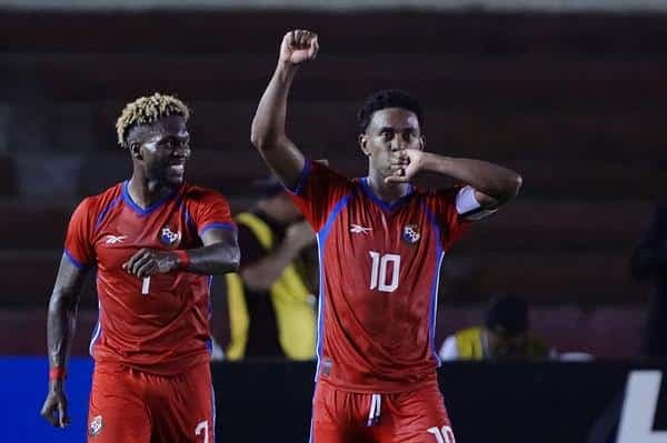 Edgar Bárcenas (d) de Panamá celebra un gol contra Costa Rica hoy, en un partido de la Liga de Naciones de la Concacaf en el estadio Rommel Fernández en Ciudad de Panamá (Panamá). EFE/Eliecer Aizprúa Banfield