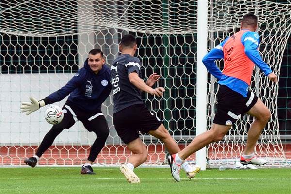 Los jugadores Oscar Cardozo (d), Juan Cáceres (c) y Santiago Rojas participan en un entrenamiento de la selección de Paraguay hoy, en el CARDE de Ypané, en Asunción (Paraguay). Paraguay enfrentará a Colombia el 21 de noviembre, en el estadio Defensores del Chaco de Asunción, en la sexta fecha de las eliminatorias sudamericanas para el Mundial 2026. EFE/ Daniel Piris