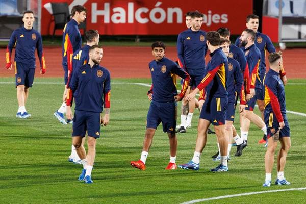 Los jugadores de la selección de España de fútbol durante el entrenamiento celebrado este lunes en la Ciudad del Fútbol de Las Rozas, en Madrid, previo a los partidos de clasificación para la Eurocopa 2024 ante Chipre y Georgia. EFE/Sergio Pérez