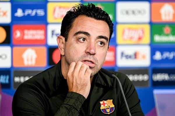 El entrenador del Barcelona, Xavi Hernández, durante la rueda de prensa previa al partido de la Liga de Campeones contra el Shakhtar. EFE/EPA/FILIP SINGER