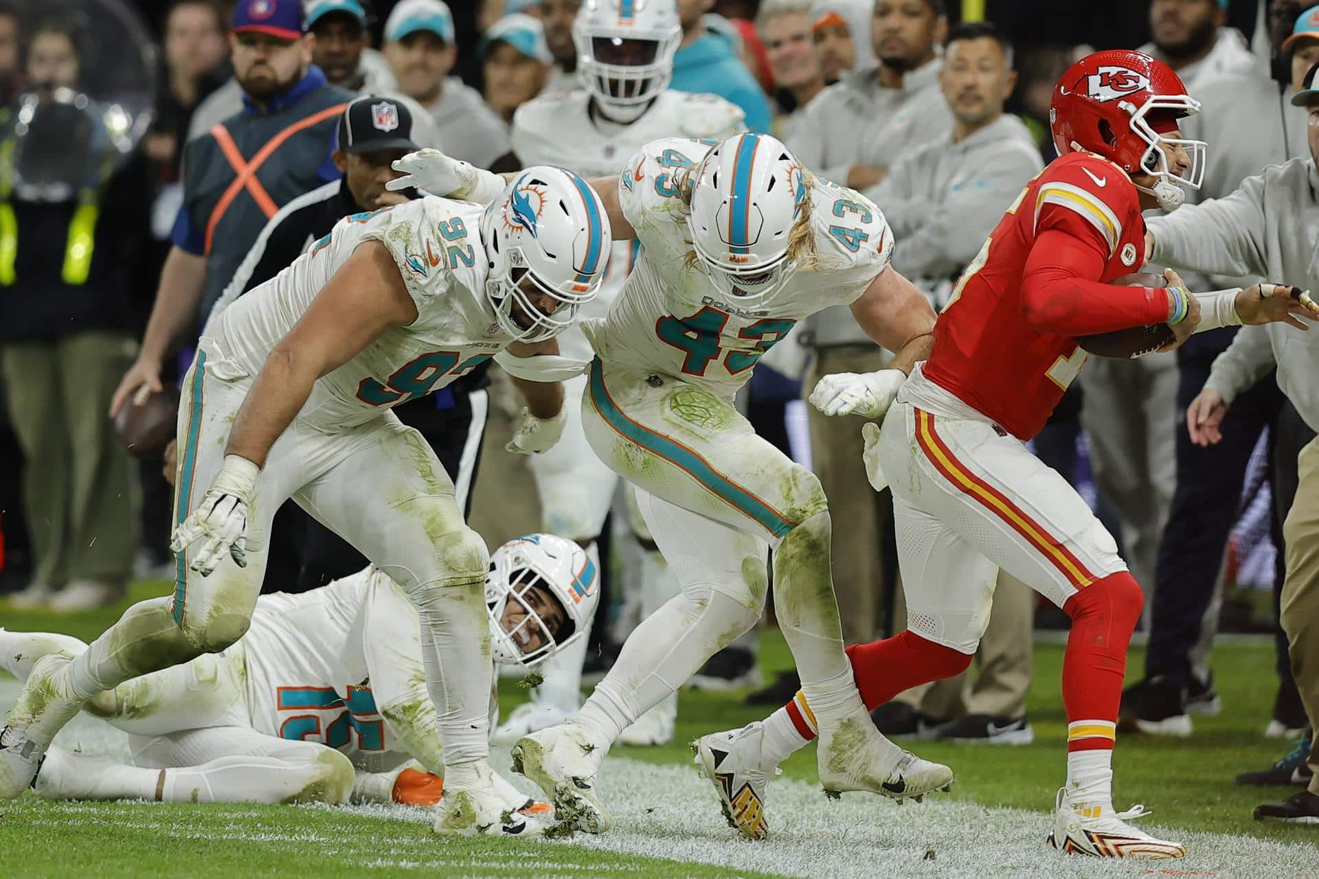 Jaelan Phillips con dura lesión y es baja en la NFL