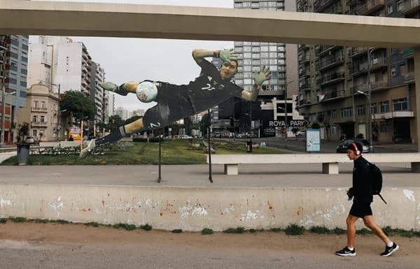 Fotografía de un cartel en homenaje al arquero Dibu Martínez, 7 de Noviembre 2023, en la diagonal Aleberdi y la costa en la zona de Punta Iglesias, en Mar del Plata (Argentina), el 7 de noviembre 2023, en Mar del Plata (Argentina). EFE/ Vicente Robles