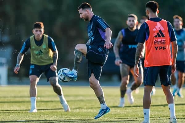 Lionel Messi participa hoy junto a sus compañeros en un entrenamiento de la selección de Argentina previo a los partidos de eliminatorias, en el predio de Ezeiza en Buenos Aires (Argentina). EFE/Juan Ignacio Roncoroni