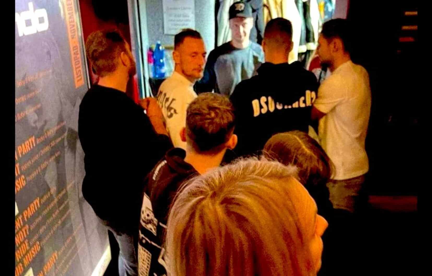 Coufal y amigos saliendo del bar en Rep Checa