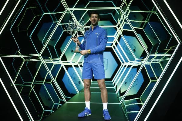 El tenista serbio Novak Djokovic posa con el trofeo tras ganar su último partido contra el búlgaro Grigor Dimitrov en el Masters de París. EFE/ Yoan Valat
