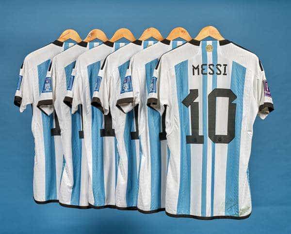 Fotografía cedida por Sotheby's donde se muestran las seis camisetas que Lionel Messi vistió en el último mundial de Qatar 2022 y con las que ganó su primera Copa del Mundo. EFE/Sotheby's