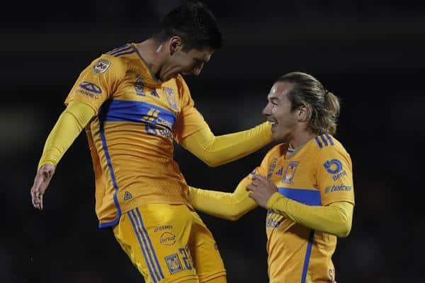 Jesús Angulo (i) y Francisco Córdova (d) de Tigres celebran un gol anotado a Pumas, durante un juego de ida por las semifinales del torneo Apertura 2023 de la Liga MX en el estadio Olímpico Universitario de Ciudad de México. (México). EFE/Isaac Esquivel