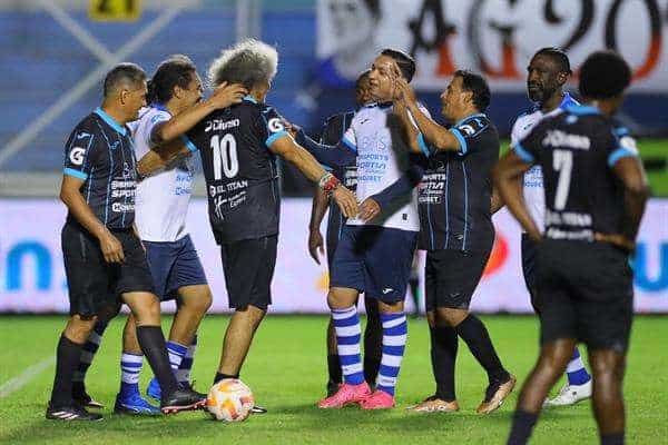 El hondureño Julio César 'Rambo' de León (2-i) celebra en el partido de despedida del 'Rambo' de León en el estadio Nacional Chelato Uclés en Tegucigalpa (Honduras). EFE/ Gustavo Amador