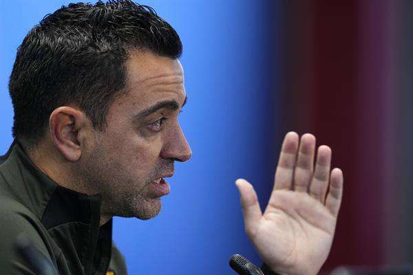 El entrenador del FC Barcelona, Xavi Hernández, durante la rueda de prensa posterior al entrenamiento que el equipo azulgrana ha realizado en la ciudad deportiva Joan Gamper. EFE/Alejandro García