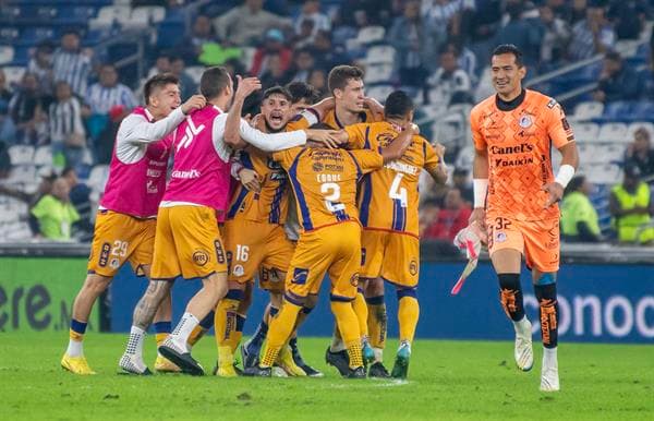 Jugadores del San Luis fueron registrados este sábado, 2 de diciembre, al festejar su paso a las semifinales del Torneo Apertura del fútbol en México, tras empatar 1-1 y ganarle la serie a los Rayados de Monterrey, al final del partido de vuelta de esta llave de los cuartos de final, en el estadio BBVA, en la ciudad de Monterrey. EFE/Miguel Sierra