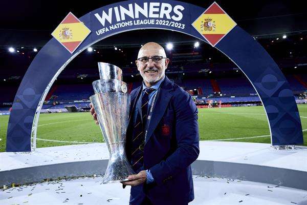 El entrenador de la selección española de fútbol, Luis de la Fuente, posa con el trofeo tras la final de la Liga de Naciones EFE/ RFEF