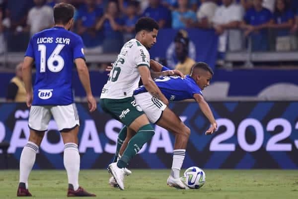 Fernando Henrique (d) de Cruzeiro disputa el balón con Murilo de Palmeiras en un partido del campeonato Brasilerao Serie A entre Cruzeiro y Palmeiras en el estadio Mineirao en Belo Horizonte (Brasil). EFE/ Yuri Edmundo