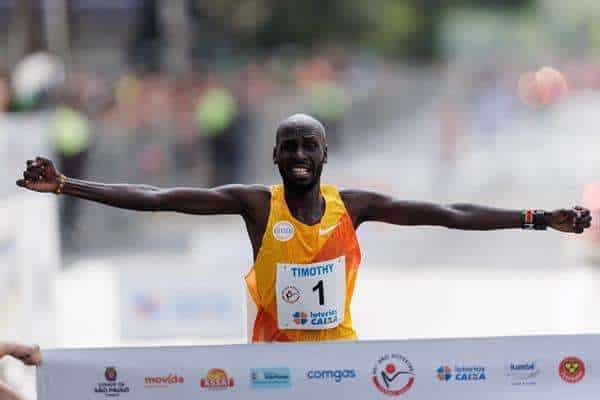 El atleta keniano Timothy Kiplagat cruza la meta para ganar la prueba masculina de la 98 edición de la Carrera Internacional de San Silvestre este 31 de diciembre de 2023, en Sao Paulo (Brasil). EFE/ Isaac Fontana