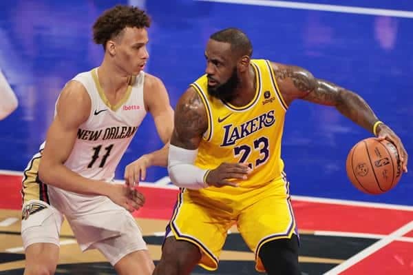 LeBron James de los Lakers (d), con el balón frente a pívot de los Pelícanos de Nueva Orleans Jaxson Hayes. EFE/EPA/ALLISON DINNER SHUTTERSTOCK OUT