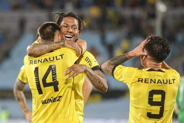 Abel Hernández (c) de Peñarol festeja su gol este 9 de diciembre de 2023, en una semifinal del Campeonato Uruguayo entre Liverpool y Peñarol en el Estadio Centenario en Montevideo (Uruguay). EFE/ Gastón Britos
