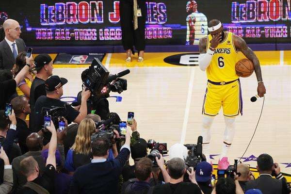 El jugador de los Lakers LeBron James (d). EFE/ Allison Dinner