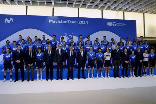 El CEO de Telefónica José María Álvarez-Pallete (c) posa para la foto de familia durante la presentación del equipo Movistar en Madrid, este jueves. EFE/ Mariscal