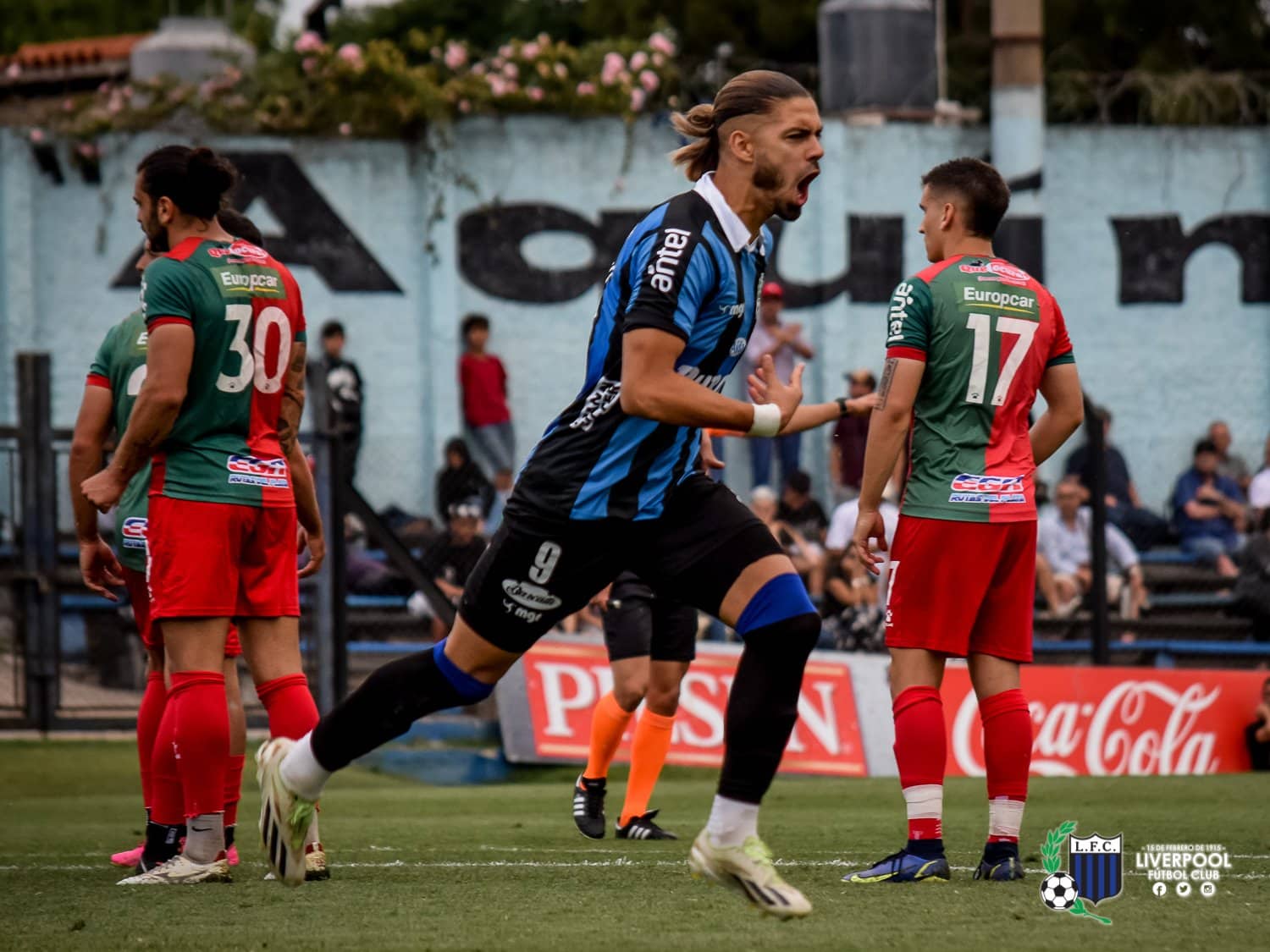 Thiago Vecino del Liverpool celebra la anotación ante Boston River en la decimotercera fecha