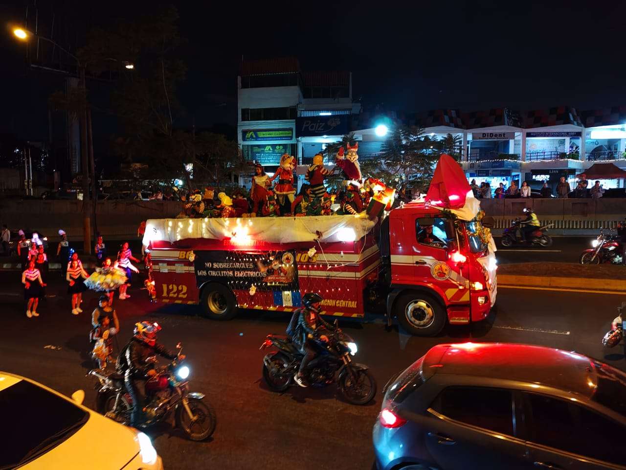 EN FOTO | Así transcurre el desfile navideño de los Bomberos Voluntarios