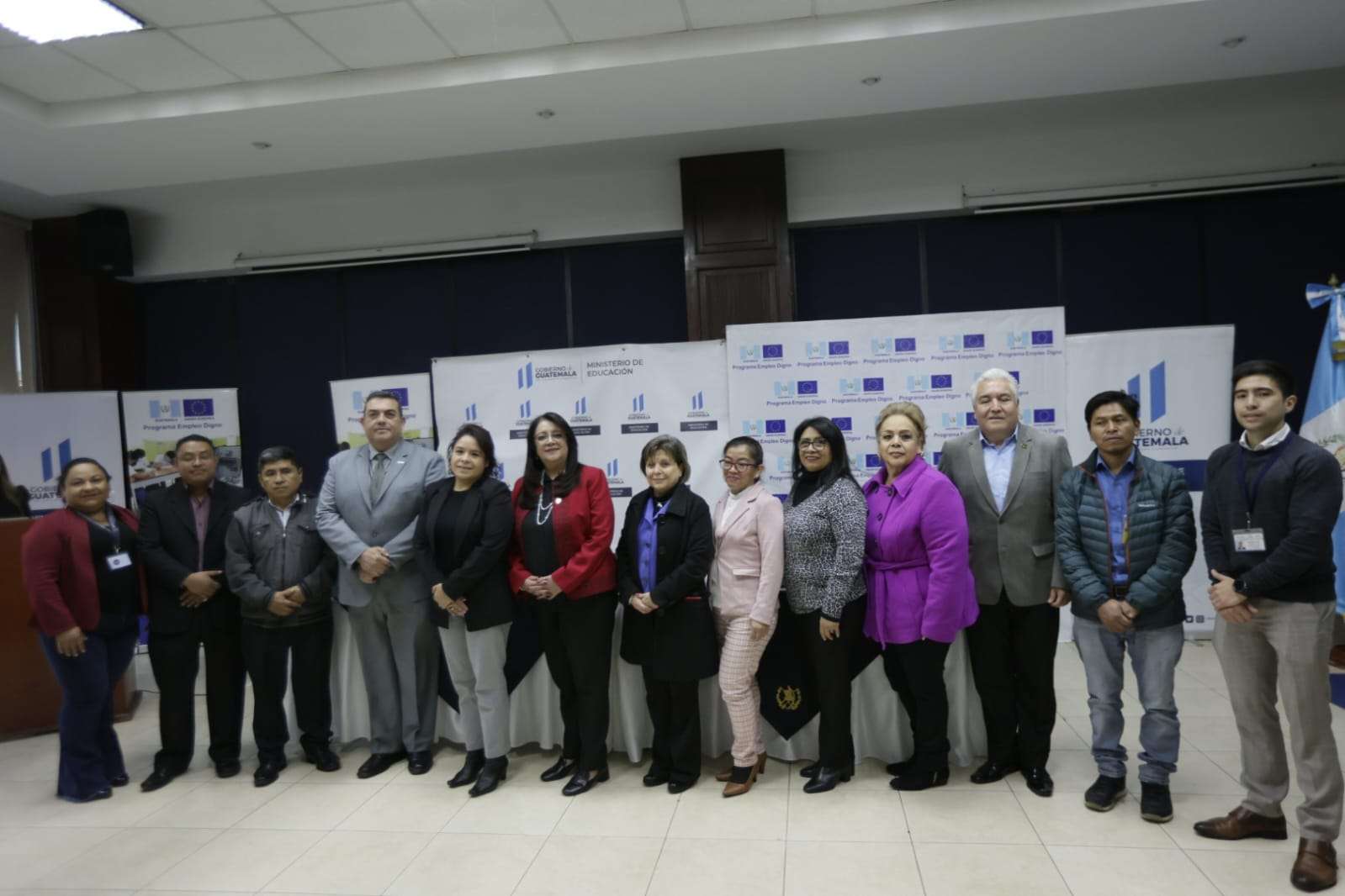 Ministerio de Educación recibió donación de equipo audiovisual para varios centros