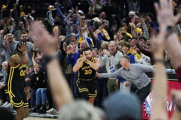 Stephen Curry celebra la victoria de los Golden State Warriors ante los Boston Celtics. EFE/EPA/JOHN G. MABANGLO