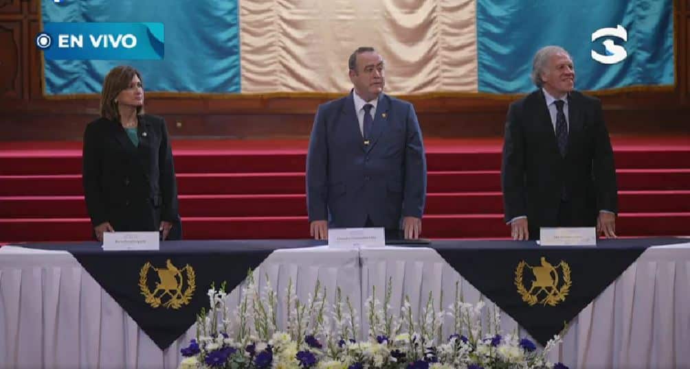 Transición: Alejandro Giammattei presentó informe a Karin Herrera