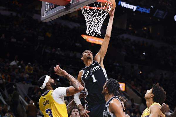 El centro de San Antonio Spurs Victor Wembanyama (c) de Francia. EFE/EPA/ADAM DAVIS
