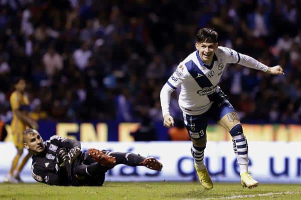 Sebastián Olmedo del Puebla celebra un gol anotado a Tigres durante el partido de ida por los cuartos de final del torneo Apertura 2023 de la liga de fútbol mexicano entre Puebla y Tigres hoy, en el estadio Cuauhtémoc en la ciudad de Puebla (México). EFE/ Hilda Ríos