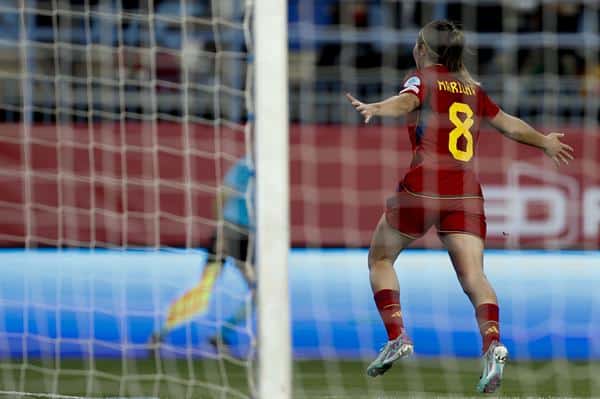 La delantera de España Mariona Caldentey celebra tras marcar el 5-3 durante el encuentro del grupo D de la Liga de Naciones entre España y Suecia, este martes en el Estadio La Rosaleda en Málaga. EFE/ Jorge Zapata