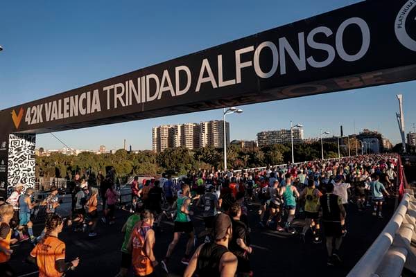 33.000 corredores han tomado la salida del 43 Maratón Valencia Trinidad Alfonso, en el que se impuso el domingo el atleta etíope Sisay Lemma. EFE/Manuel Bruque