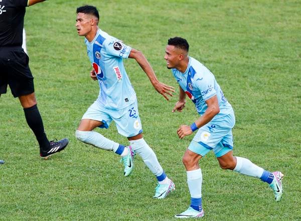 Juan Delgado (i) y Walter Martínez de Motagua celebran un gol contra Marathón este 9 de diciembre de 2023, durante una de las semifinales del Torneo de Apertura de la Liga Nacional de Honduras. EFE/ José Valle