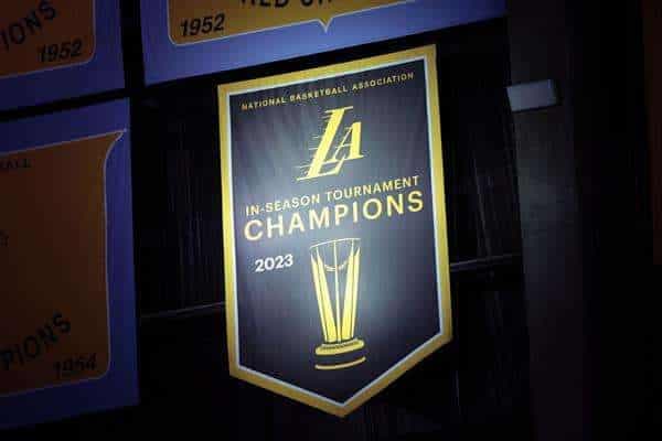 Estandarte de campeones de la primera edición de la Copa NBA, colgado el techo de la Crypto.com Arena, en los prolegómenos del partido contra los New York Knicks. EFE/EPA/ALLISON DINNER