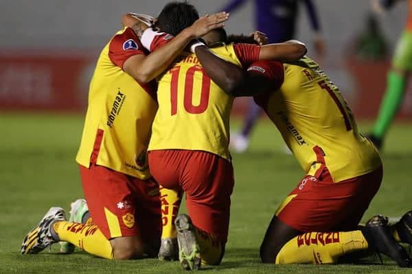 Fotografía de archivo en la que se registró una de las celebraciones de jugadores del club ecuatoriano de fútbol Aucas, en el estadio Chillogallo, en Quito (Ecuador). EFE/José Jácome