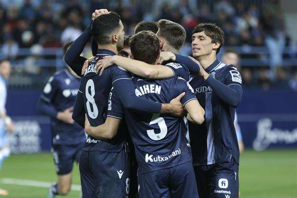 Los jugadores de la Real Sociedad celebran el gol de su equipo durante el partido que enfrentó al Málaga CF y a la Real Sociedad en el estadio de La Rosaleda en dieciseisavos de final de la Copa del Rey. EFE/Daniel Pérez
