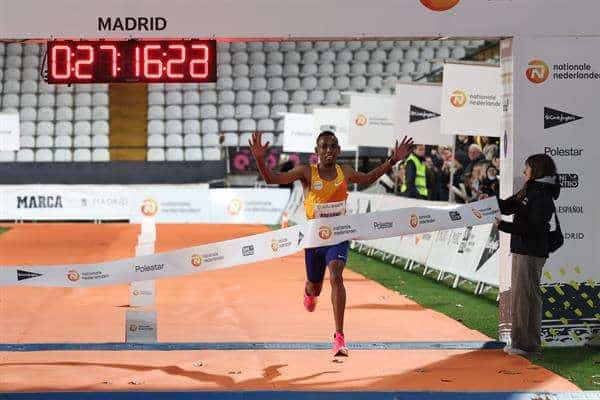 El etíope Berihu Aregawi, subcampeón mundial de cross y plusmarquista mundial de 5k en ruta desde el pasado año, ha dado un recital por las calles de Madrid para ganar con autoridad la San Silvestre Vallecana internacionald. EFE/Kiko Huesca