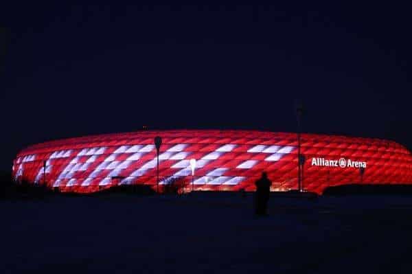 El Allianz Arena la casa del Bayern iluminado con el nombre de Franz Beckenbauer, en honor a la leyenda alemana, ex jugador, entrenador y presidente del club bávaro. EFE/EPA/ANNA SZILAGYI
