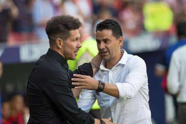 Simeone y Míchel entrenadores del Girona y el Atletico de Madrid, se saludan en una foto de archivo. EFE/ Rodrigo Jimenez