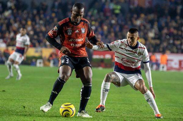 Samir De Souza (i) de Tigres disputa el balón con Roberto Alvarado (d) de Chivas hoy, durante un partido correspondiente a la jornada 2 del Torneo Clausura 2024 celebrado en el estadio Universitario de la ciudad de Monterrey (México). EFE/Miguel Sierra