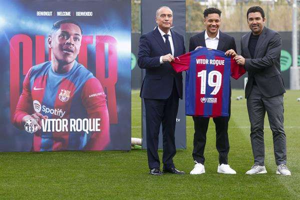 Vitor Roque inició la jornada de este viernes con la firma del contrato que lo unirá al FC Barcelona hasta el 30 de junio de 2031, en un acto privado en las oficinas de la Ciudad Deportiva Joan Gamper