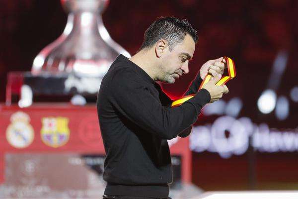 El técnico del FC Barcelona Xavi Hernández se quita la medalla de segundo clasificado tras perder su equipo la final de la Supercopa de España que Real Madrid y FC Barcelona han disputado en el estadio Al Awwal Park de Riad, en Arabia Saudí. EFE/Juan Carlos Cárdenas