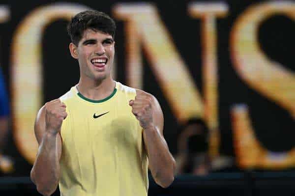 El español Carlos Alcaraz celebra su victoria ante el francés Richard Gasquet, en la primera ronda del Abierto de tenis de Australia. EFE/EPA/LUKAS COCH AUSTRALIA AND NEW ZEALAND OUT