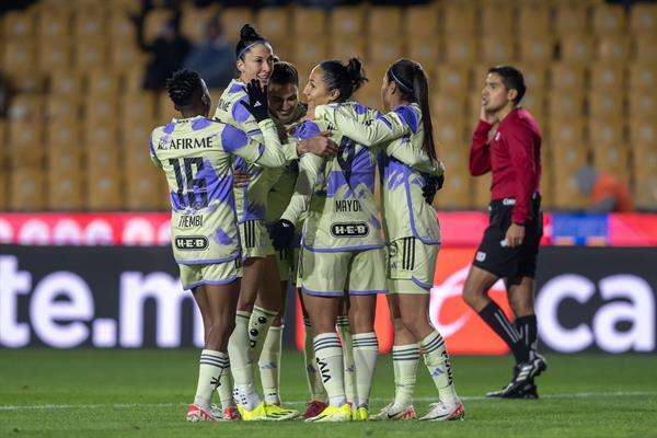 Las jugadoras de Tigres celebran un gol ante Santos, durante un partido correspondiente a la jornada 3 del Torneo Clausura 2024 de la Liga Femenil Mx, en el estadio Universitario, en Monterrey (México). EFE/Miguel Sierra
